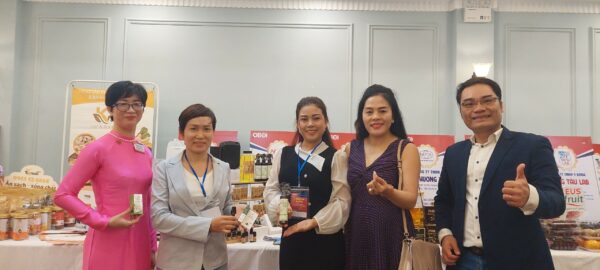 Check-in tại quầy trưng bày của Tinh dầu Hằng Phan