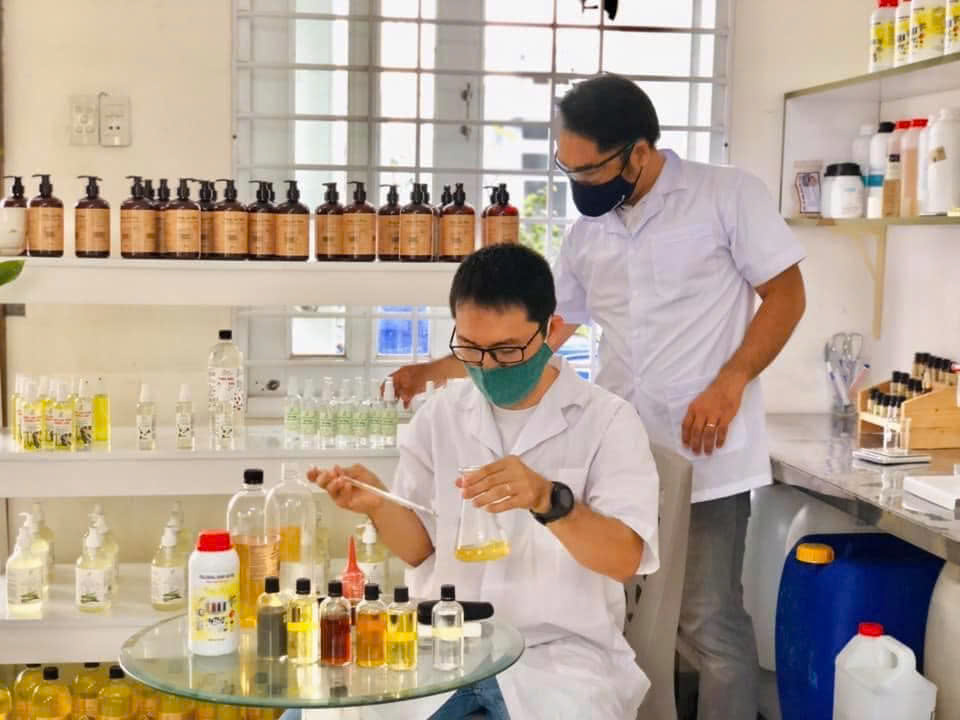 Team R&D nhà Tinh dầu Hằng Phan