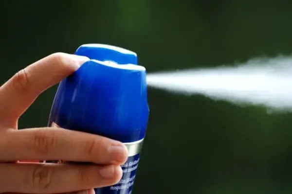 Tinh dầu đuổi muỗi Agimos khác gì so với nhang muỗi và bình xịt muỗi? 3 Bình xịt muỗi cũng là giải pháp nhanh được sử dụng, tuy nhiên có nhiều hạn chế