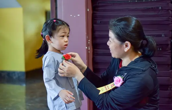 Người dân thành phố Hồ Chí Minh đi chùa tụng kinh, cài hoa hồng nhắc nhở tinh thần hiếu đạo trong ngày lễ Vu lan