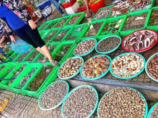 Lễ hội Nghinh Ông Thắng Tam 2026 - Hằng Phan góp chút đặc sản thành phố biển 4 Chợ xóm lưới là địa điểm buôn bán hải sản nổi tiếng và lâu đời tại thành phố Vũng Tàu
