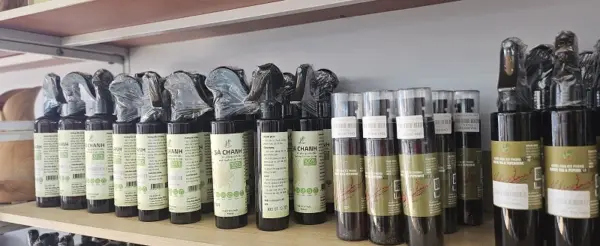 Kệ sản phẩm tại Shop quà tặng Vũng Tàu
