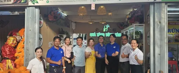 Tinh dầu Hằng Phan cùng đại diện Nhà văn hóa Thanh niên tại buổi Lễ khai trương